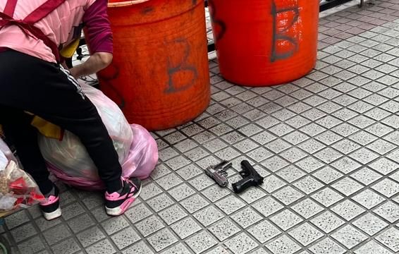 阿姨很認真！社區回收驚見這一幕　網笑「真的撿到槍」
