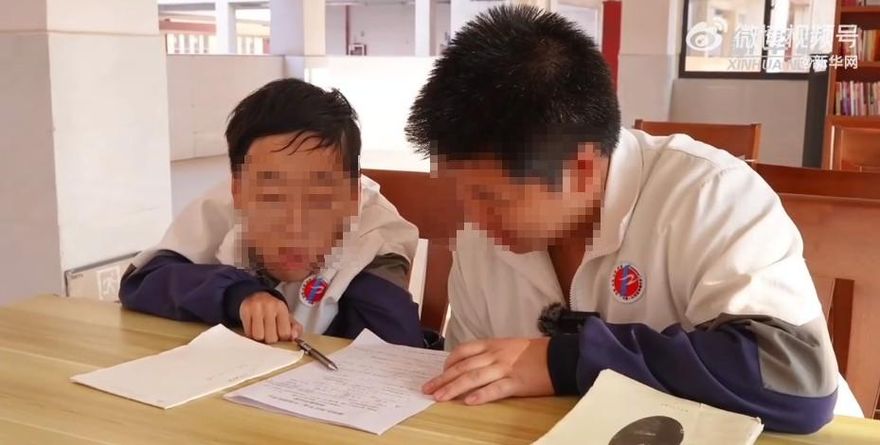 影/10年友情感動眾人！暖心高三生助腦麻同學行動　成為專屬「席夢思」