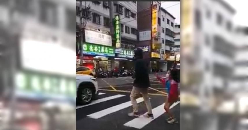 重罰無感！台中「連10車」不讓行人　女童過馬路遭逼退險釀禍