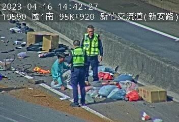 快訊/國1新竹交流道「貨車翻覆」！1男倒地等救援　畫面曝光