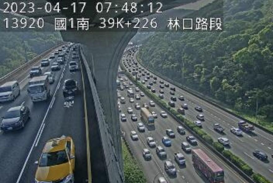 快訊/國1五楊高架南向39.6K車禍　4車追撞後方回堵