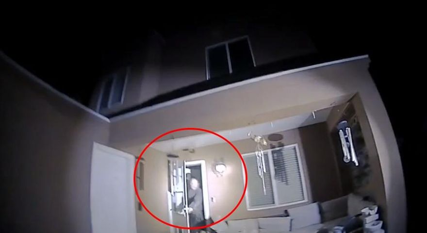 影/美國天兵警察處理家暴案卻「跑錯地址」　開槍射死無辜屋主