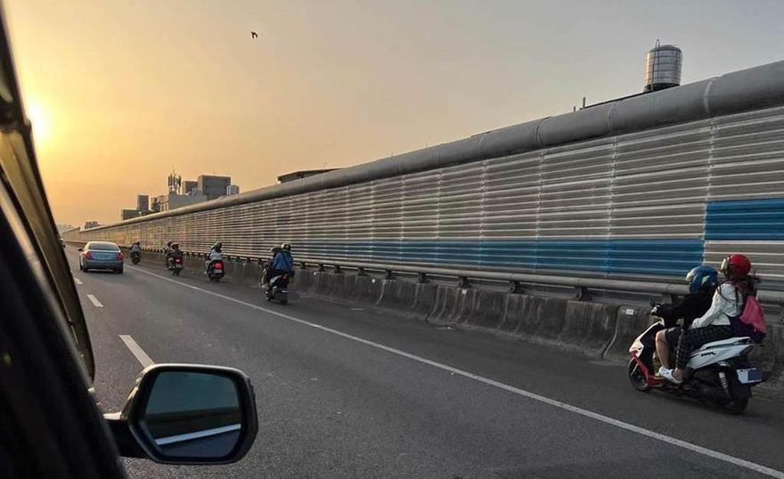 集體闖國道！5輛白牌重機雙載騎路肩　汽車駕駛全看傻　網：收到一張6千就清醒