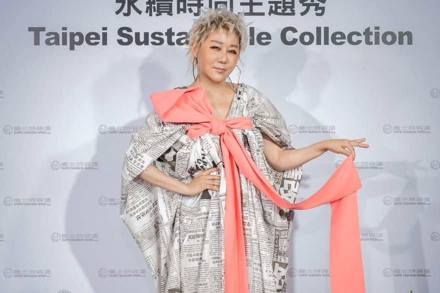 翹臀、美腿全都露！57歲藍心湄「超短熱褲」趴地運動…釣出林心如驚問1事