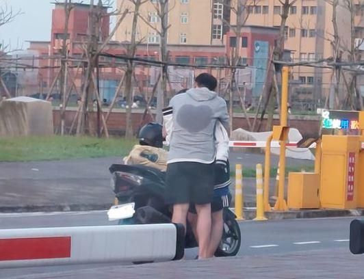 小情侶路邊擁抱愛！男興奮上演「濕背秀」　網笑了：透心涼