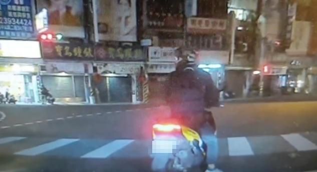 影/騎士違規打方向燈遭警開罰　下秒試圖搶單慘遭警壓制