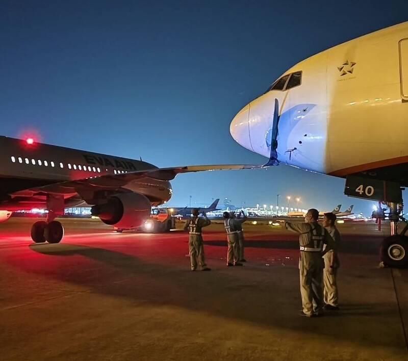 快訊/長榮空巴機翼插入波音機鼻　深夜拖行出包、主管職務暫停