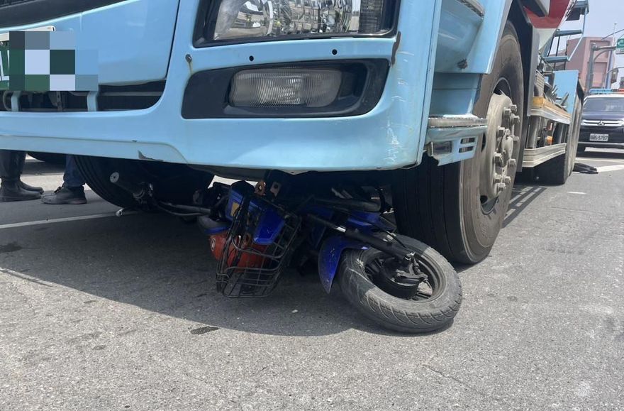 快訊/八里水泥預拌車吞電動自行車　騎士乘客2人骨折送醫急救