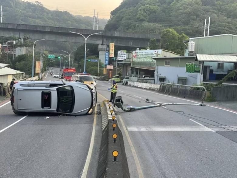 快訊/龜山駕駛打盹自撞分隔島　休旅車側翻佔路、路燈也遭殃