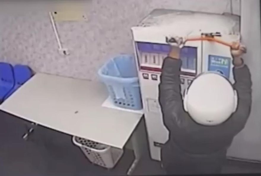 好手好腳卻行竊！油壓剪破壞洗衣店兑幣機　業者PO下手畫面警急逮竊嫌
