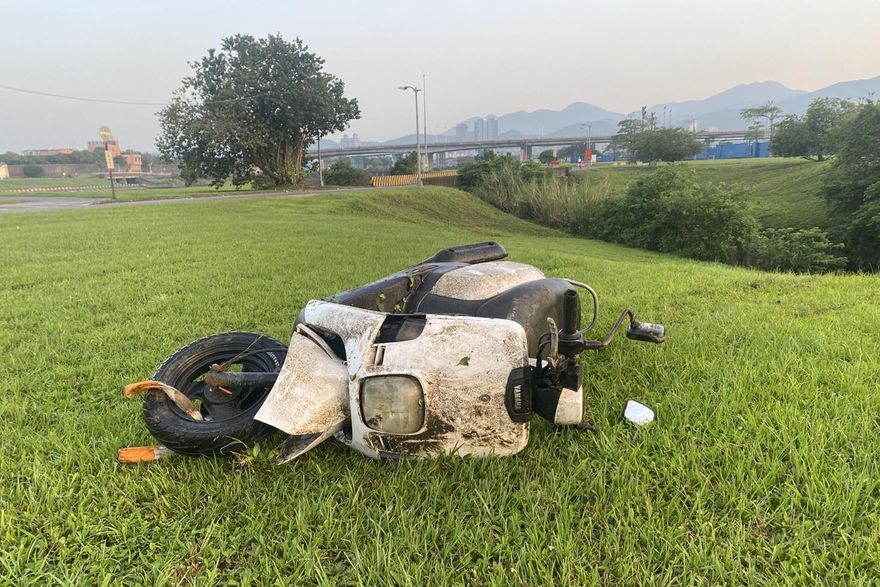 快訊/找到了！內湖槍擊案犯案機車被丟入基隆河　警撈車尋獲畫面曝光