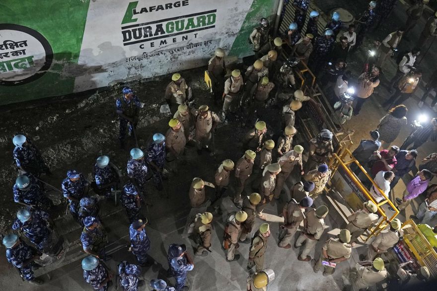 影/槍手「假扮記者」連開14槍　印度前議員戒護移送中遭爆頭身亡