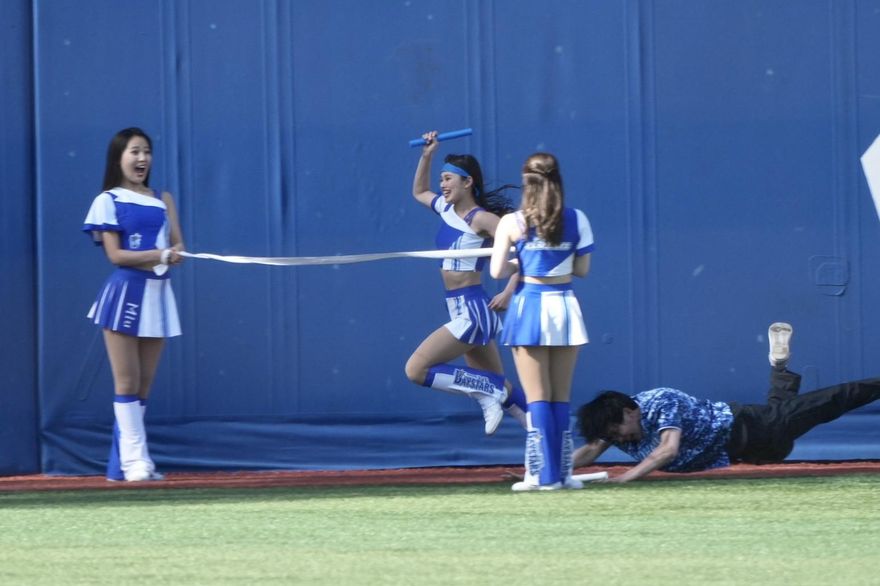 影/啦啦隊女神爆速！接力賽跑史上最大逆轉勝　男球迷慘摔狗吃屎