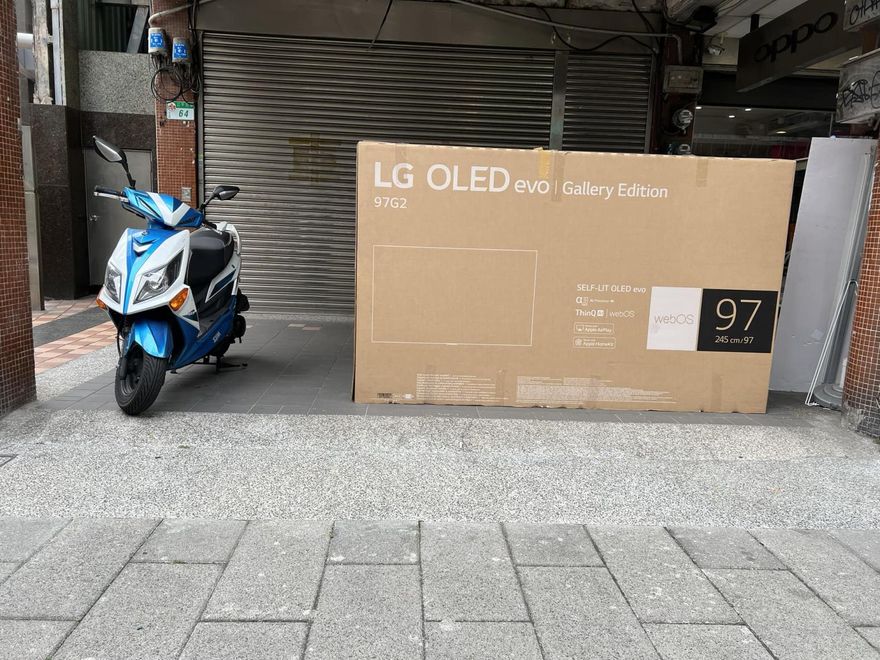 騎樓超狂紙箱！普通民宅買88萬97吋大電視　他傻了：買來當牆壁？