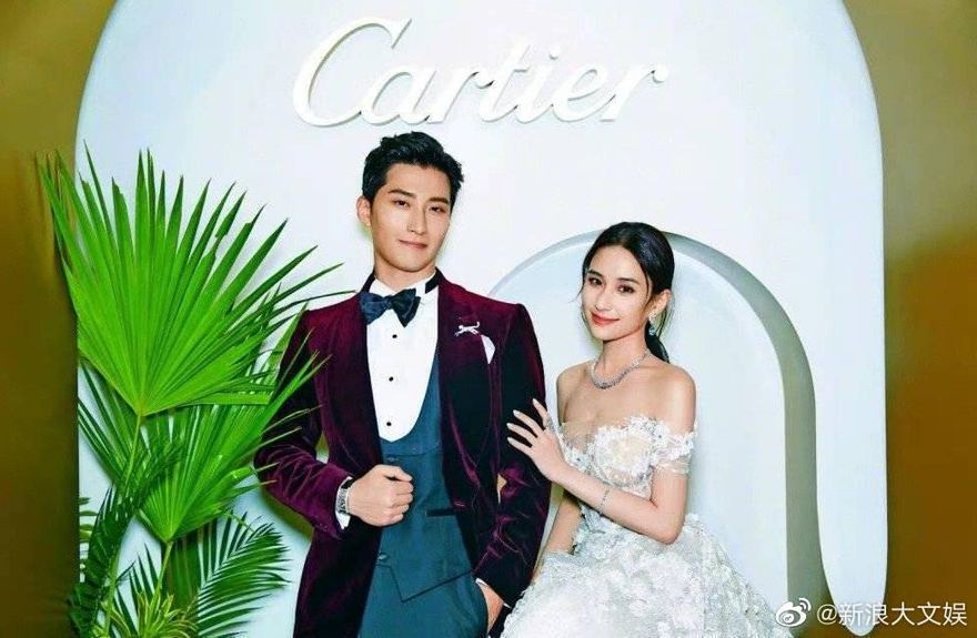 賭王千金再傳婚變！何超蓮、竇驍出席活動無互動　場內分開坐「垮臉沒笑容」