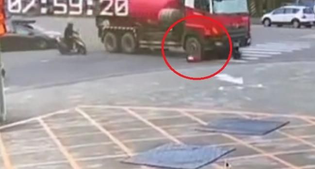 影/直擊「輾身」！台中女連人帶車捲入混凝土車　左腳斷右腳截肢