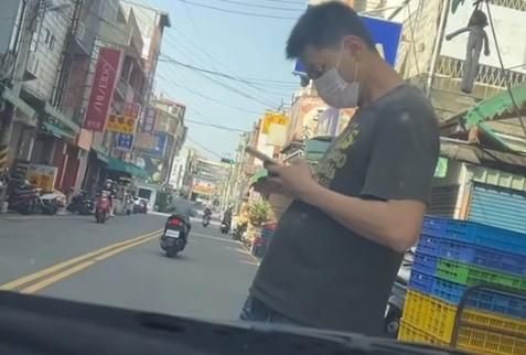 影/湖口市場驚現拉車門怪客！　臨停媽媽嚇壞反遭酸爆：違規多多