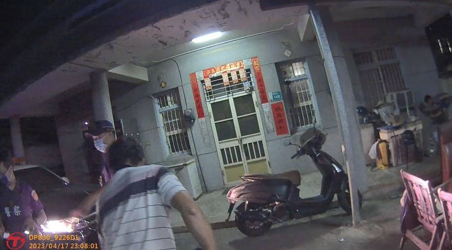 影/作賊心虛！阿北見警車闖紅燈光速逃　警追到家翻出海洛因