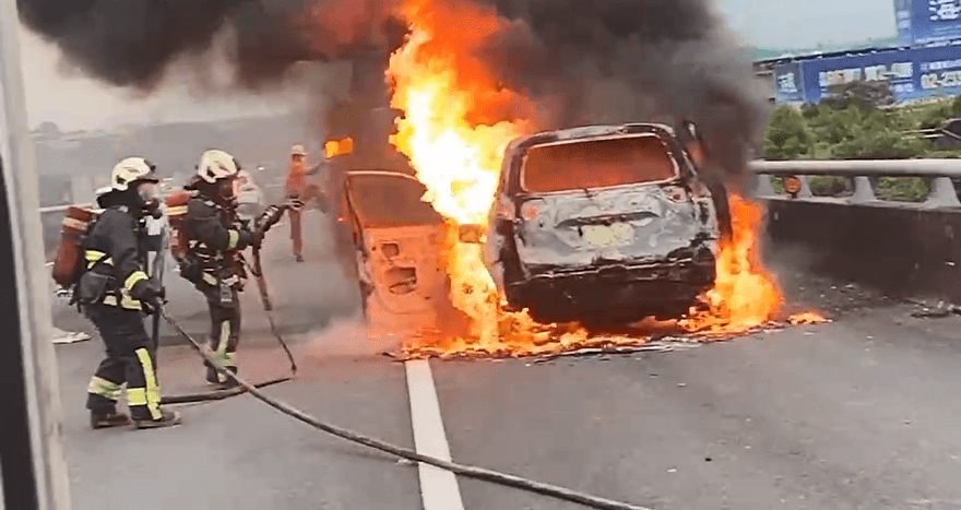 快訊/國1北上19K高架道路火燒車！休旅車遭大火吞噬…駕駛驚險逃生