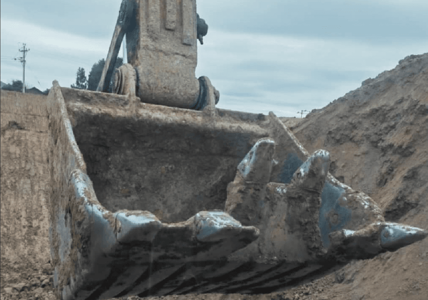 笑死！路上驚見「加藤鷹怪手」　網歪樓：挖到自來水管線
