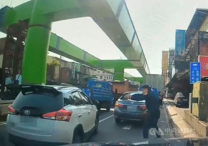 開贓車還違停！桃園男拒檢衝撞　警開2槍圍捕逮人