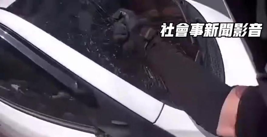 影/鐵拳騎士！新店轎車違規迴轉　擋風玻璃被他「一拳捶爆」