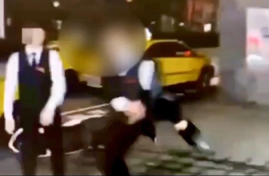 北市醉男半夜東區街頭暴走　失控咆哮踹車嗆警遭壓制管束