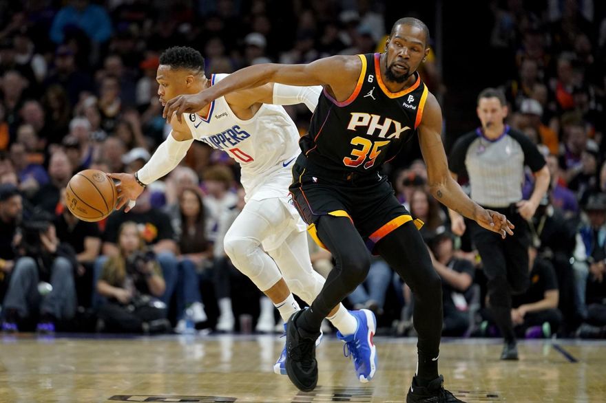 影/都是演給球迷看的？KD、威少場上互噴　場下偷偷「拍屁股」片段流出
