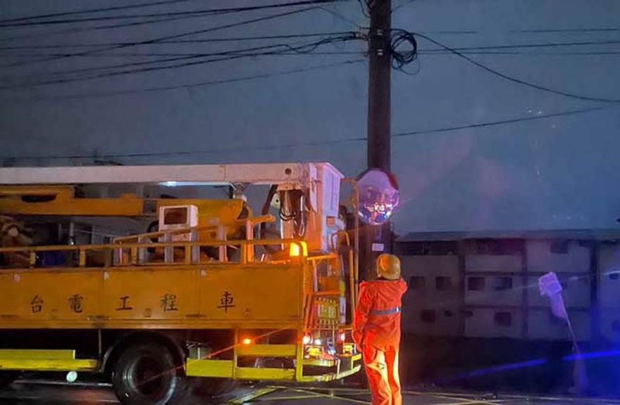 快訊/高壓線路遭雷擊！台中大雅區大規模停電　1000多戶摸黑吃飯