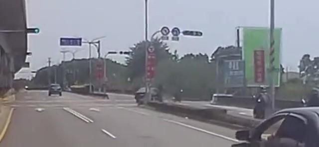 影/台南轎車快車道鬼切！騎士慘遭擊落噴飛5米遠　網罵：這種腦能開車？