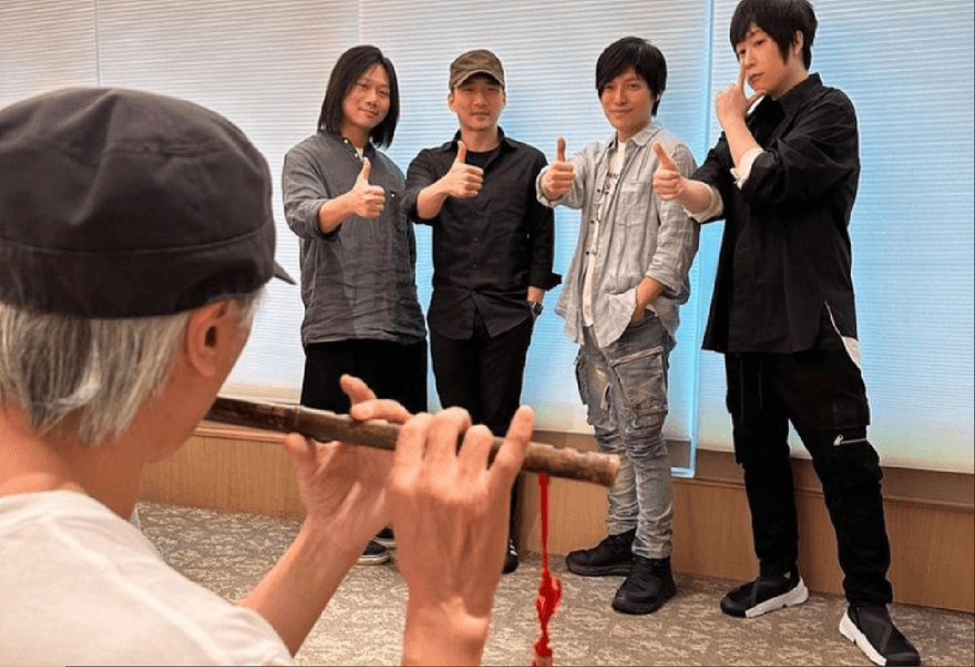 周董慢了一步！「星爺」周星馳搶先合體五月天　大秀吹簫絕活