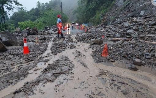 快訊/豪大雨苗栗傳災情！苗21線道路坍方　大量泥巴碎石堵路「全線封閉」東河村停班課1天