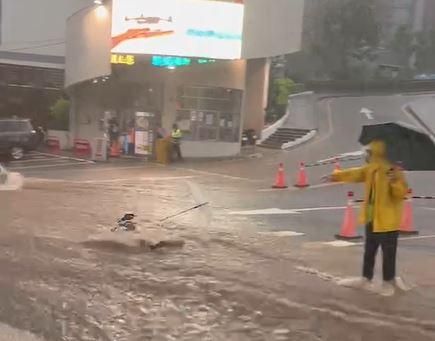 快訊/弘光科大校門口淪滑水道　女大生滑倒…下秒陷泥流驚恐遭拖行
