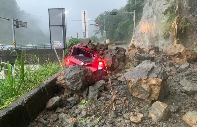 影/巨石跟車身一樣大！苗62線坍方「落石瀑布」1秒將車變廢鐵　他幸運輕傷脫困