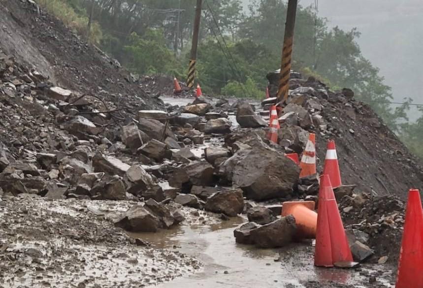 逢雨必坍！全台最爛道路「投89線」落石佔路　去梨山要改道
