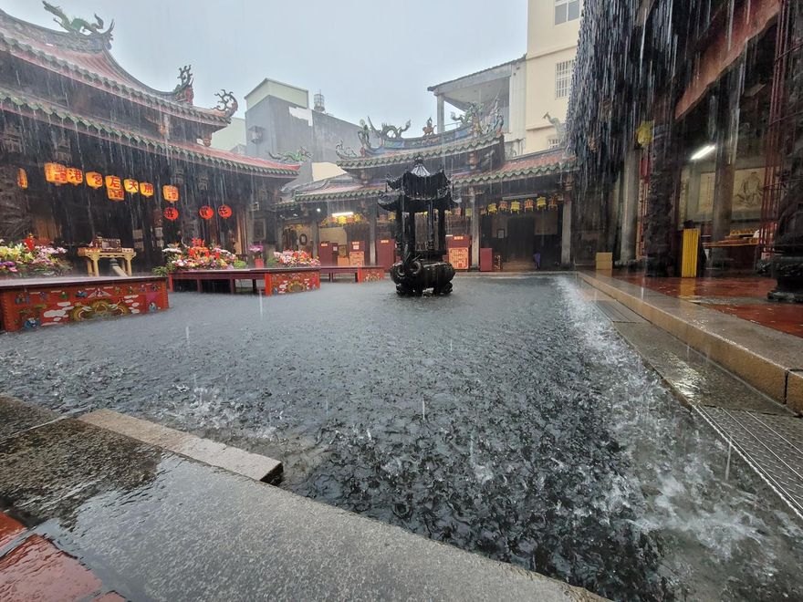 快訊/雨彈狂襲彰化！鹿港天后宮水到膝蓋　網友：可以划船了