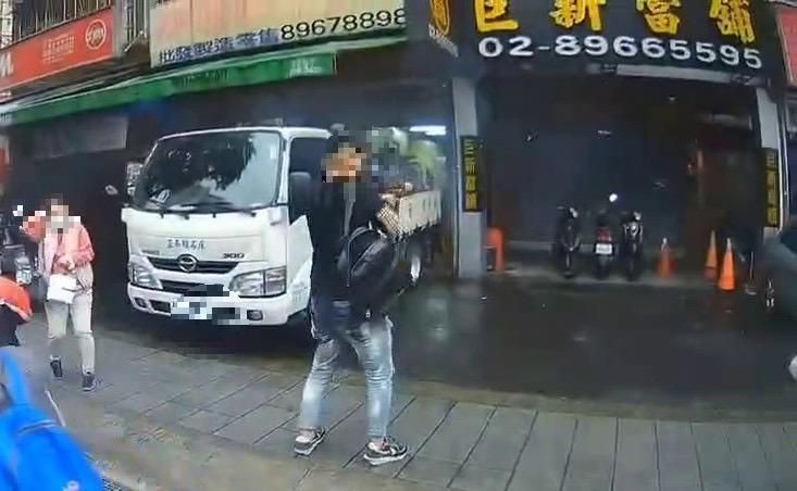 快訊/囂張連開42槍！新北土城上班時間　壯碩少年持槍當街掃射當鋪後投案