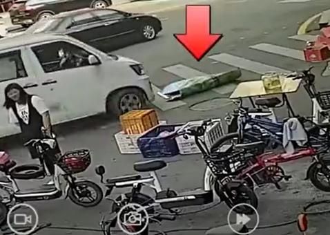 影/以為只是一般垃圾！小孩躲布袋內玩耍　貨車行駛「直接輾過」