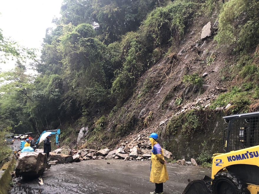 影/豪雨狂襲台中！落石挾泥沙滾下　雪山交通中斷搶修中