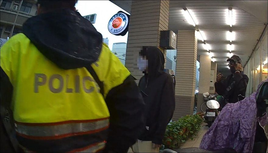 妻病危、雨天半小時叫無車！男哽咽求救　警趕緊載送醫