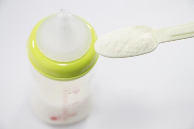 寶寶腸胃不適哭鬧　醫：乳糖不耐「3情況」更換奶粉
