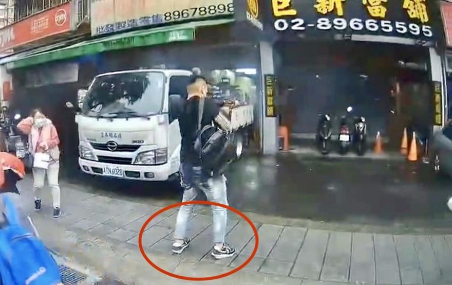 17歲少年新北當舖狂轟51槍投案　四叉貓：同款球鞋蝦皮價25800