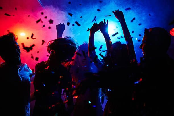 夜店狂歡藏危機！18歲正妹慶生遭下藥　「全身扭曲」瘋狂抽動
