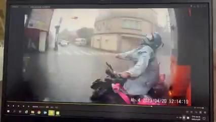 影/苗栗外送員疑闖紅燈釀憾事！　遭貨車撞飛傷重不治