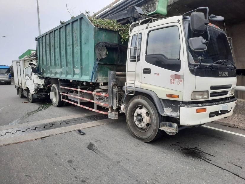 台88線大發交流道死亡車禍！　小貨車追撞前車駕駛送醫不治