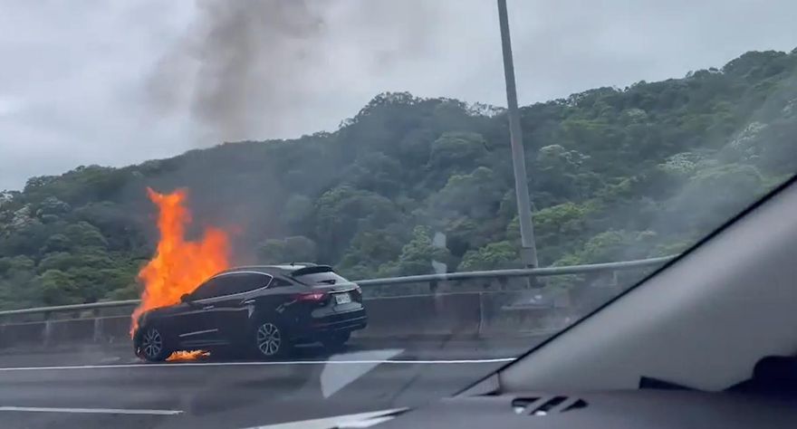 快訊/國1南向林口段驚傳火燒車　瑪莎拉蒂車頭竄燒冒3公尺烈焰