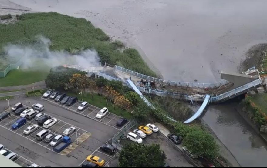 快訊/橋斷車翻！新北五股觀音坑溪橋斷裂　重型吊車翻覆3工人受傷