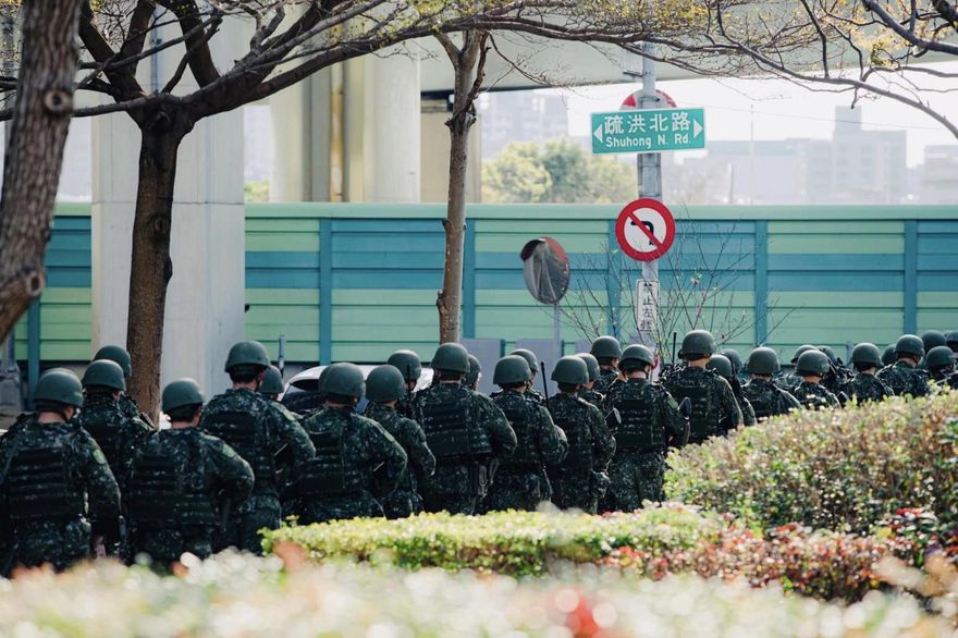菜要認命？！電蚊拍狂敲士兵頭　陸軍十軍團曝真相「這人慘了」