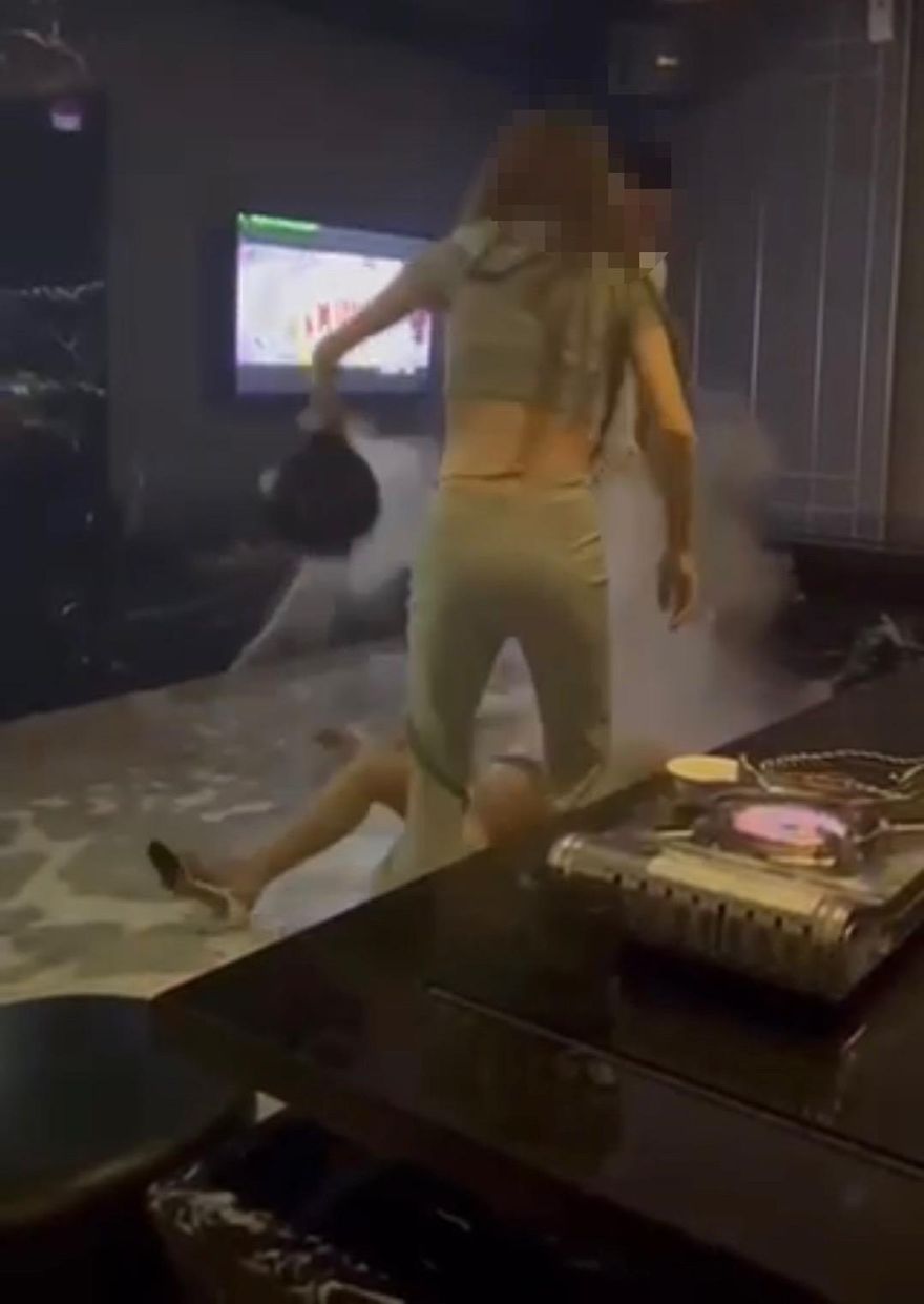 影/比男人還狠！兩女KTV互毆　突抄起滾燙火鍋直接淋頭　白衣正妹當場毀容