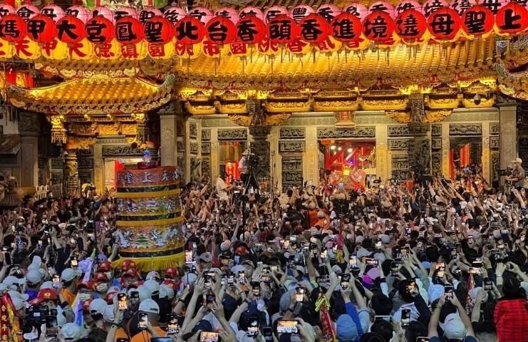 大甲媽9天8夜遶境進香起駕 超過10萬名信眾送駕